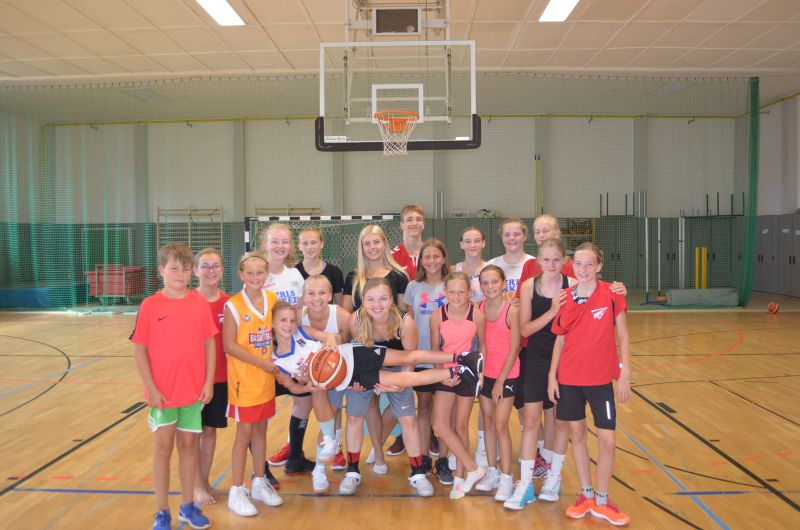 Sina Wagner (Mitte) lebt mit ihren Mannschaften Basketball // Foto: privat